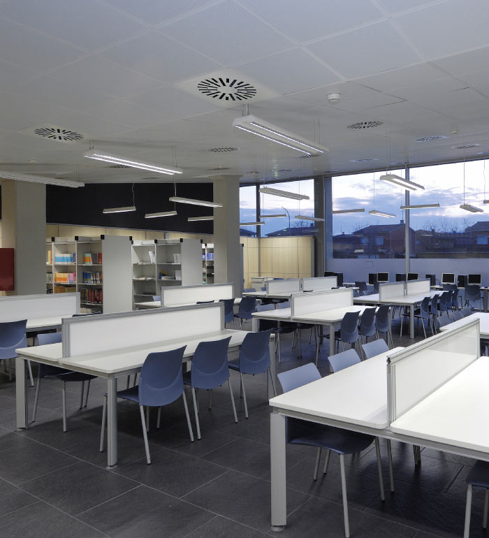 Institucional: Mobiliario de estudio, mesas, escritorios, sillas, estanterías.